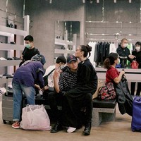 Saat belanja pun, mereka tetap bergaya senada. (Foto: Instagram/@adamrxsydi)