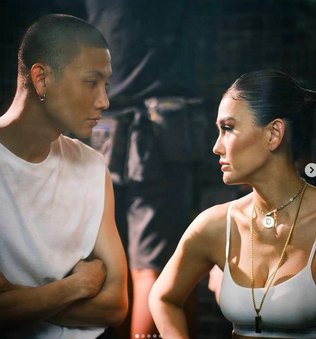 Agnez Mo akhirnya mengaku bahwa model fashion Adam Rosyadi adalah kekasihnya. Dalam beberapa kesempatan, mereka suka bergaya kompak. Keduanya sempat terlihat memakai busana serba putih untuk syuting video klip Agnez Mo.  (Foto: Instagram/@adamrxsydi)