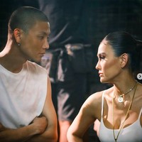 Agnez Mo akhirnya mengaku bahwa model fashion Adam Rosyadi adalah kekasihnya. Dalam beberapa kesempatan, mereka suka bergaya kompak. Keduanya sempat terlihat memakai busana serba putih untuk syuting video klip Agnez Mo.  (Foto: Instagram/@adamrxsydi)