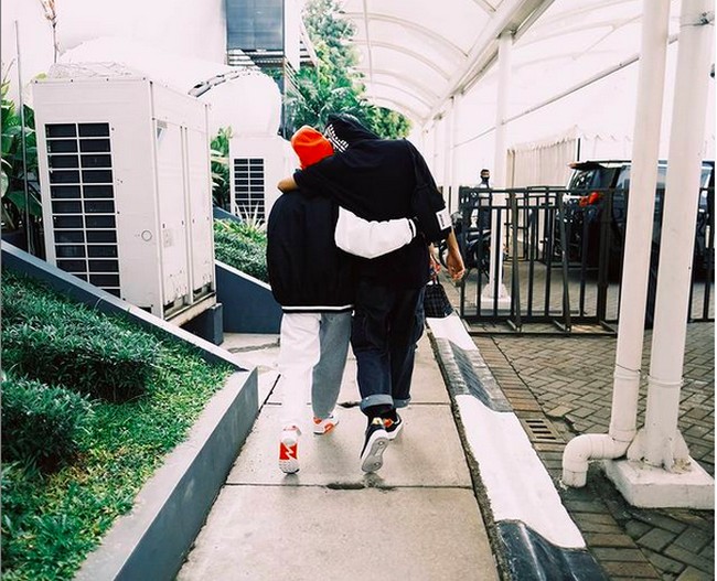 Boyfriend jeans menjadi salah satu fashion item favorit mereka kala mau tampil serasi. (Foto: Instagram/@adamrxsydi)