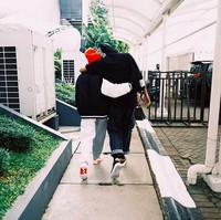 Boyfriend jeans menjadi salah satu fashion item favorit mereka kala mau tampil serasi. (Foto: Instagram/@adamrxsydi)