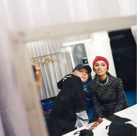 Begini gaya mereka ketika sama-sama berbusana hitam. Adam diketahui berusia 13 tahun lebih muda. Meski beda usia, gaya mereka selalu kompak. (Foto: Instagram/@adamrxsydi)