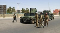 Tentara pemerintah membawa sejumlah senjata dan pelontar granat RPG. Konflik Afghanistan kembali meletus pasca penarikan pasukan sekutu dari negara tersebut.