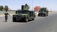 Kendaraan militer pemerintah berpatroli di jalanan Kota Herat, 640km sebelah barat ibu kota Kabul.