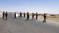 Tentara keamanan Afghanistan berpatroli di jalanan Kota Herat, 640km sebelah barat ibu kota Kabul, (9/8/2021).  Pasukan pemerintah dan kelompok Taliban terlibat baku tembak di pinggiran kota itu.