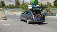 Warga sipil mengungsi, meninggalkan Kota Herat. Pasukan pemerintah dan kelompok Taliban terlibat baku tembak di pinggiran kota itu. (AP Photo/Hamed Sarfarazi)