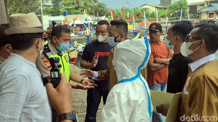 Aksi bagi duit dan masker wanita emas di Sukabumi dibubarkan satpam