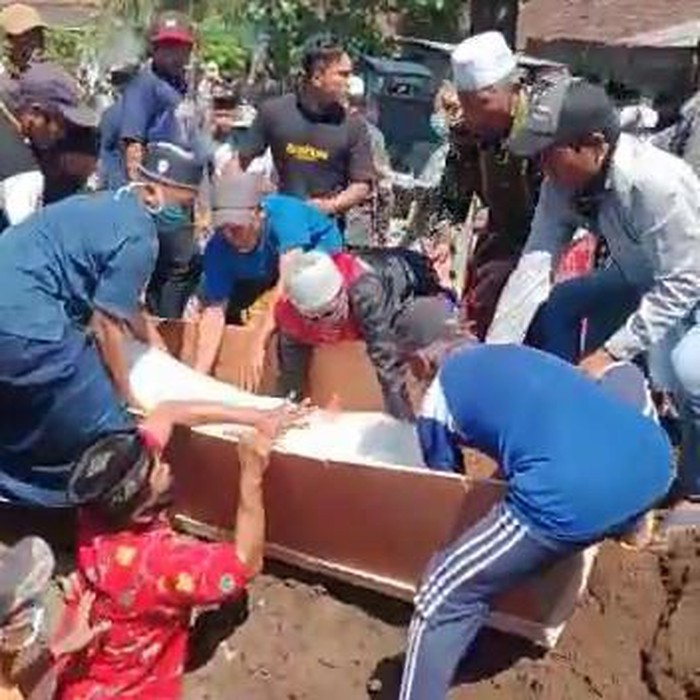 Puluhan warga Desa Tegalsiwalan, Kabupaten Probolinggo mengambil paksa jenazah COVID-19 saat pemakaman. Jenazah mereka ambil dari tangan petugas pemulasaran.