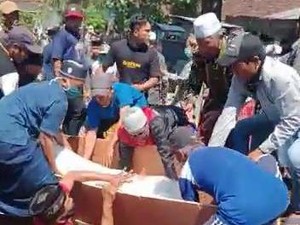Puluhan Warga Probolinggo Rebut Jenazah COVID-19, Satgas Marah