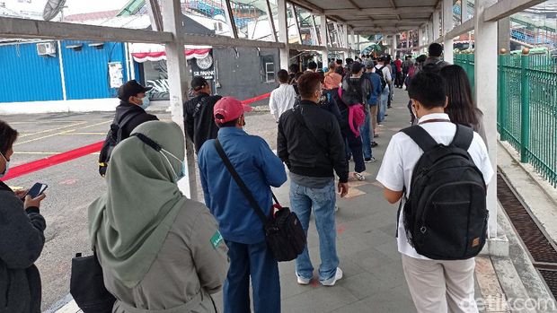 Antrean calon penumpang KRL di Stasiun Bogor (Wilda Hayatun Nufus/detikcom)