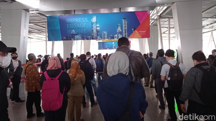 Antrean calon penumpang yang hendak naik KRL mengular di Stasiun Bogor, Jawa Barat, pagi ini. Para calon penumpang ini antre sejak di pos pemeriksaan surat tanda registrasi pekerja (STRP).