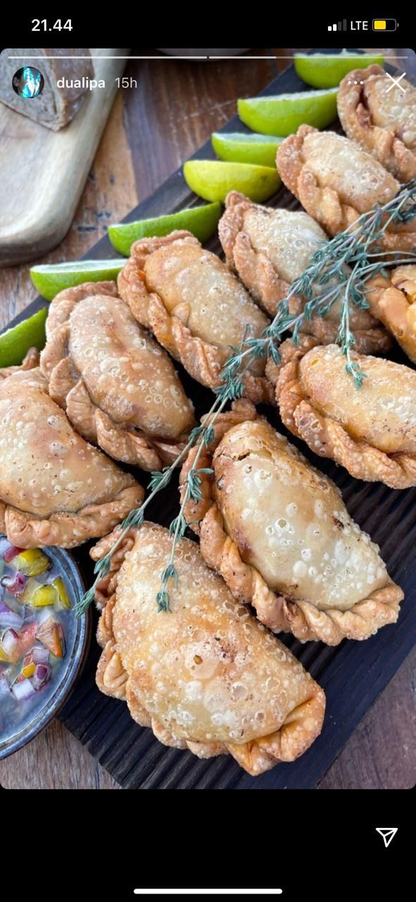 Heboh! Dua Lipa dan Cardi B Pamer Makan Pastel