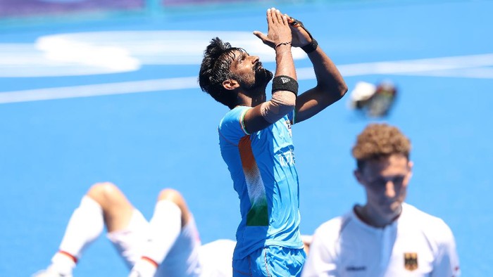 Atlet hoki India TOKYO, JAPAN - AUGUST 05: Sumit of Team India reacts after winning the Mens Bronze medal match between Germany and India on day thirteen of the Tokyo 2020 Olympic Games at Oi Hockey Stadium on August 05, 2021 in Tokyo, Japan. (Photo by Alexander Hassenstein/Getty Images)