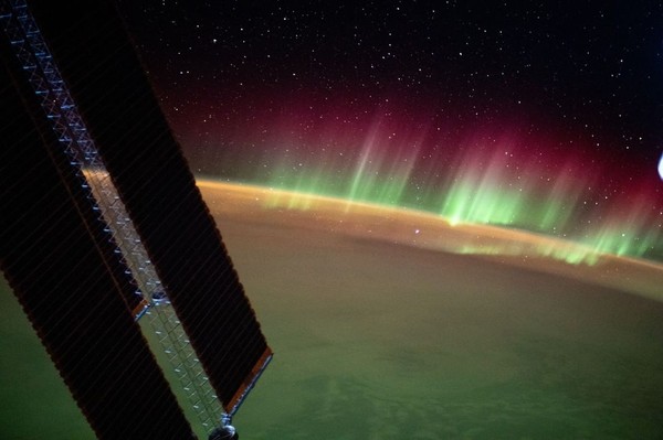 Baru-baru ini Stasiun Luar Angkasa Internasional (ISS) membagikann foto-foto Aurora Australis dari luar angkasa. (ISS/Instagram) Baru-baru ini Stasiun Luar Angkasa Internasional (ISS) membagikann foto-foto Aurora Australis dari luar angkasa. (ISS/Instagram)