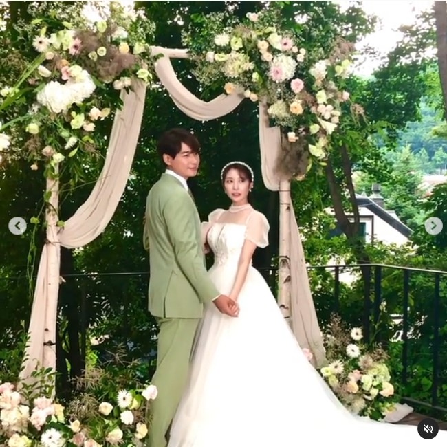 Setahun kemudian, pasangan itu memutuskan untuk menikah. Kini Lee Ji Hoon dan Ayane Miura telah mendaftarkan pernikahan mereka dan berencana untuk menggelar pestanya pada Oktober 2021. Foto: Instagram @ayamiu1209