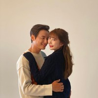 Aktor Korea Lee Ji Hoon diketahui telah menikah dengan wanita bernama Ayane Miura. Sebelumnya tak banyak yang tahu tentang kisah cinta mereka berdua. Ternyata pertemuan mereka berawal dari Miura menyukai yang ngefans dengan Ji Hoon setelah menontonnya dalam drama Hello! Miss. Foto: Instagram @ayamiu1209