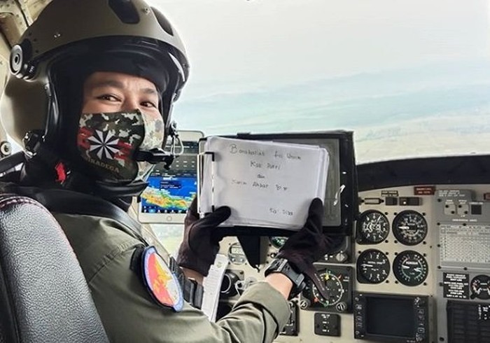 Bangga! Putri Penjual Jagung Bakar Ini Jadi Pilot Wanita Pertama TNI AD Bangga! Putri Penjual Jagung Bakar Ini Jadi Pilot Wanita Pertama TNI AD