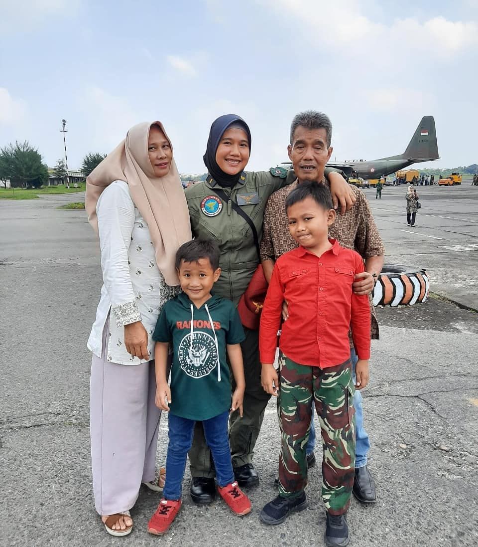 Bangga! Putri Penjual Jagung Bakar Ini Jadi Pilot Wanita Pertama TNI AD