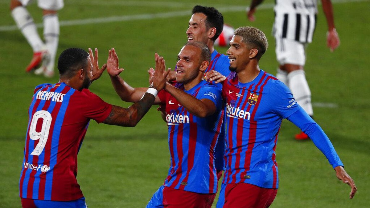 Barcelona menangi trofi Joan Gamper usai menyikat Juventus 3-0 (AP/Joan Monfort)