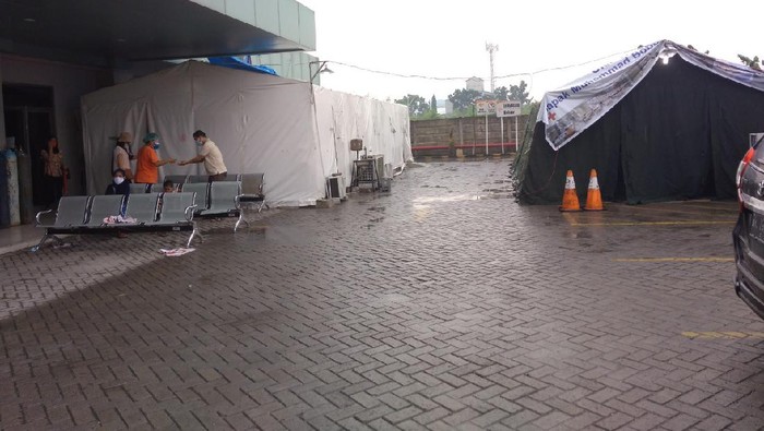 Bed Pasien Corona Penuh, RS di Medan Dirikan Tenda Darurat (Foto: Datuk Haris/detikcom)