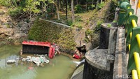 Peristiwa itu bermula saat truk melaju di jalanan menurun di wilayah Kalurahan Hargorejo, Kapanewon Kokap, Kulon Progo, sekitar pukul 09.00 WIB tadi. Setibanya di belokan dekat jembatan, truk itu lepas kontrol dan menabrak pengendara sepeda motor, serta seorang pejalan kaki hingga akhirnya meluncur ke jurang.