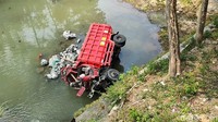 Korban tewas yakni sopir truk Sukino (45), warga Pundong Bantul, dan Suratmi (48) pejalan kaki perempuan yang sempat dirawat di RS Amalia Temon. Sementara kedua pelajar yang mengendarai sepeda motor, , Andry Afrizal (18) dan Avinda Reni Astuti (11), mengalami luka ringan dan masih dalam perawatan di RS Amalia Temon.  