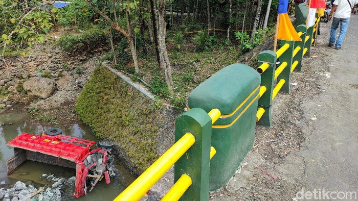 Begini Kondisi Truk yang Tabrak Pemotor-Pejalan Kaki di Kulon Progo Sebuah truk bermuatan batu menabrak pemotor dan pejalan kaki di Kulon Progo. Akibat kecelakaan itu, dua orang dilaporkan tewas dan 2 orang lainnya terluka.