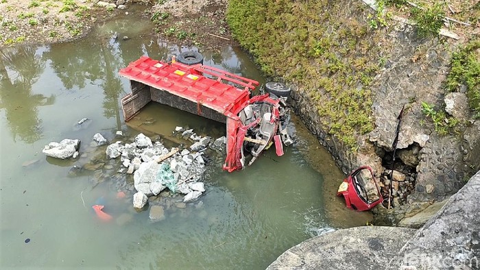 Sebuah truk bermuatan batu menabrak pemotor dan pejalan kaki di Kulon Progo. Akibat kecelakaan itu, dua orang dilaporkan tewas dan 2 orang lainnya terluka.