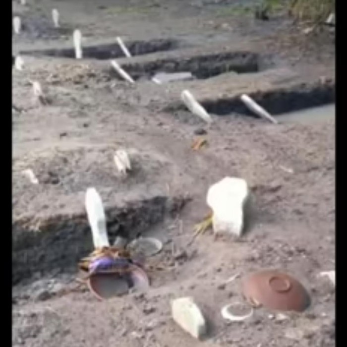Belasan kuburan di Ngawi ambles. Kini, video soal kuburan ambles tersebut tengah beredar di media sosial.