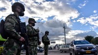 Tentara berjaga di pos pemeriksaan dekat bandara internasional Eldorado, di Bogota, Kolombia.