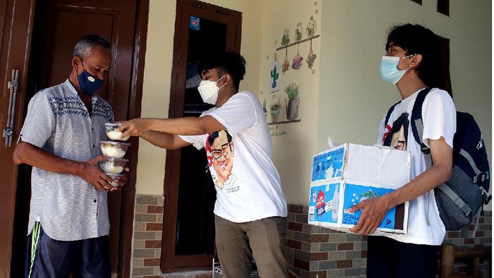 Berbagi di Tengah Pandemi Beragam cara dilakukan oleh sekelompok orang untuk terus bisa berbagai di tengah pandemi. Salah satunya yakni dengan membagikan makanan kepada yang membutuhkan.