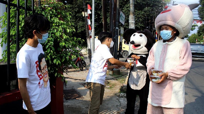 Berbagi di Tengah Pandemi Beragam cara dilakukan oleh sekelompok orang untuk terus bisa berbagai di tengah pandemi. Salah satunya yakni dengan membagikan makanan kepada yang membutuhkan.