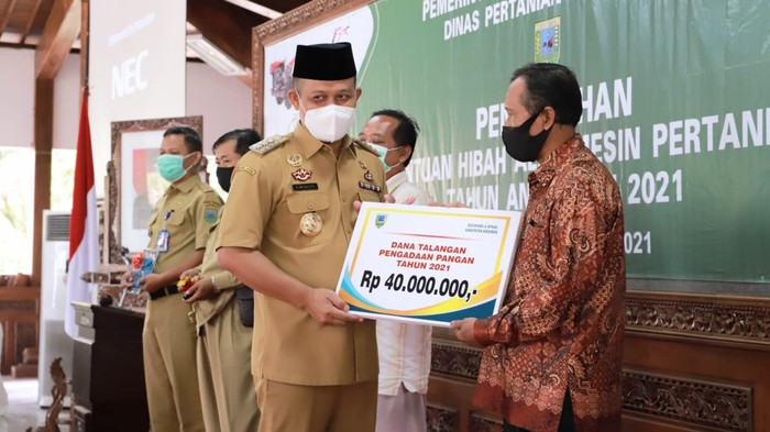 Bupati Kebumen Saat Memberikan Bantuan