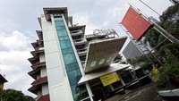 Dalam situs jual beli Lamudi terdapat juga hotel yang dijual. Hotel tersebut memiliki 7 lantai dengan 70 kamar. Dalam situs jual beli tersebut tertera harga jual Rp 75 miliar.