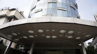 Pemasukan atau penyewa tidak ada. Sementara biaya perawatan terus dilakukan membuat mereka memilih menjual properti tersebut.