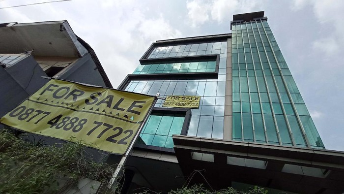 Dampak Pandemi COVID-19, Hotel dan Gedung Banyak Dijual Pengusaha di sektor perhotelan dan gedung mulai angkat tangan dengan pandemi COVID-19.Banyak dari gedung dan hotal yang ditawarkan untuk dijual