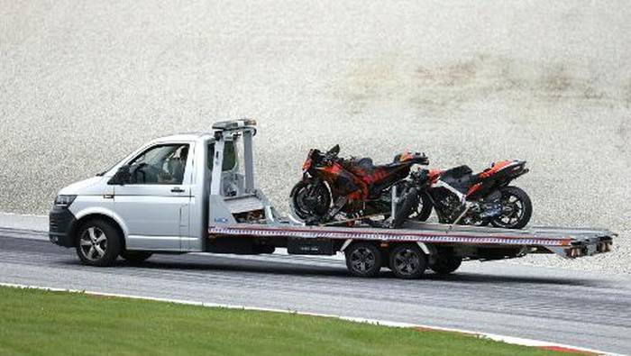 Dani Pedrosa, Lorenzo Savadori The motorbikes of Aprilia Italian rider Lorenzo Savadori and KTM Spanish rider Dani Pedrosa are transported from the race track following a crash after the start of the Styrian Motorcycle Grand Prix at the Red Bull Ring race track in Spielberg, Austria on August 8, 2021. (Photo by ERWIN SCHERIAU / APA / AFP) / Austria OUT