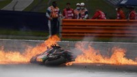 Insiden ini memicu red flag dalam balapan. (Foto: AFP/JOE KLAMAR)