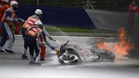 Api perlahan mulai bisa diatasi track marshall. (Foto: AFP/JOE KLAMAR)