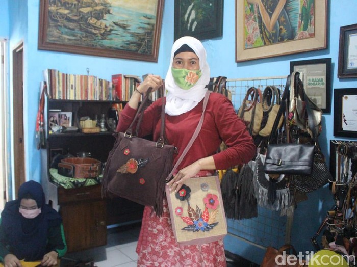 Pandemi COVID-19 berdampak langsung pada UMKM di Sidoarjo. Seperti yang dirasakan Dewi Sri Utami (45), perajin tas dari kulit.