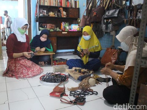Pandemi COVID-19 berdampak langsung pada UMKM di Sidoarjo. Seperti yang dirasakan Dewi Sri Utami (45), perajin tas dari kulit.