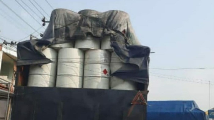 Drum berisi diduga limbah kimia penyebab bau menyengat di Kabupaten Tegal, Senin (9/8/2021).