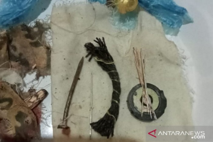 Dugaan alat santet yang meneror salah satu wartawan di Kota Padangsidimpuan. (ANTARA/HO-Dokumen Pribadi)