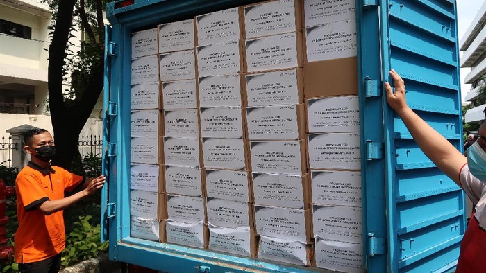 Dukung untuk Pemerintah Lawan Pandemi Dorongan terhadap Pemerintah terus digulirkan, salah satunya adalah paket bantuan vitamin dan sembako yang ditujukan untuk tenaga kesehatan non ASN-petugas pemakaman yang bertugas sebagai wujud
dukungan kepada Pemerintah.