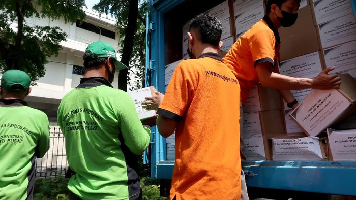 Dukung untuk Pemerintah Lawan Pandemi Dorongan terhadap Pemerintah terus digulirkan, salah satunya adalah paket bantuan vitamin dan sembako yang ditujukan untuk tenaga kesehatan non ASN-petugas pemakaman yang bertugas sebagai wujud
dukungan kepada Pemerintah.