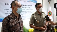 Walikota Jakarta Pusat Dhany Sukma menerima secara simbolis bantuan vitamin dan sembako dari Direktur Utama PT Bank JTrust Indonesia Tbk. (J Trust Bank) Ritsuo Fukadai di Jakarta, Senin (9/8/2021). dok. Pemkot Jakpus
