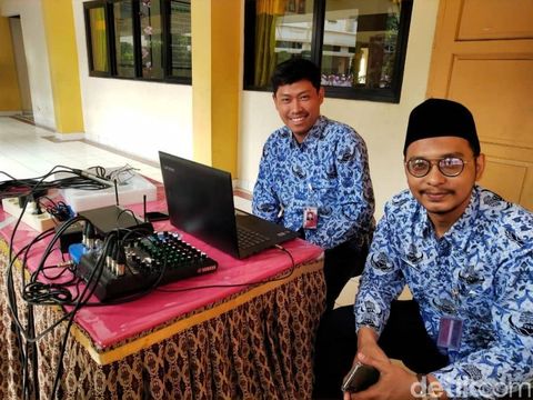 Dwi Sulistiana guru mata pelajaran PJOK (pendidikan jasmani olahraga dan kesehatan) di SDN BARU 02 PAGI, Jakarta.