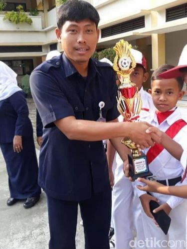 Dwi Sulistiana guru mata pelajaran PJOK (pendidikan jasmani olahraga dan kesehatan) di SDN BARU 02 PAGI, Jakarta.