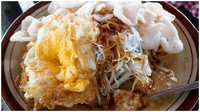 Ketoprak Mitro yang berlokasi di Jalan Mandala Raya, Grogol Petamburan ini kelezatannya bahkan sudah terkenal di kalangan Food Blogger. Harganya sekitar Rp15 ribu. Ketoprak Mitro buka setiap hari kecuali hari Jumat mulai pukul 09.00 hingga 21.00. Foto: Istimewa