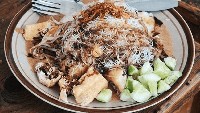 Bergeser sedikit ke kawasan Margonda, di sini ada juga Ketoprak Geol yang rasanya terkenal lezat dengan bumbu yang kental dan legit. Berlokasi di Jalan Margonda Raya, Depok, ketoprak yang buka mulai pukul 17.00 hingga 23.00 dibanderol mulai dari Rp15 ribu saja. Foto: Istimewa
